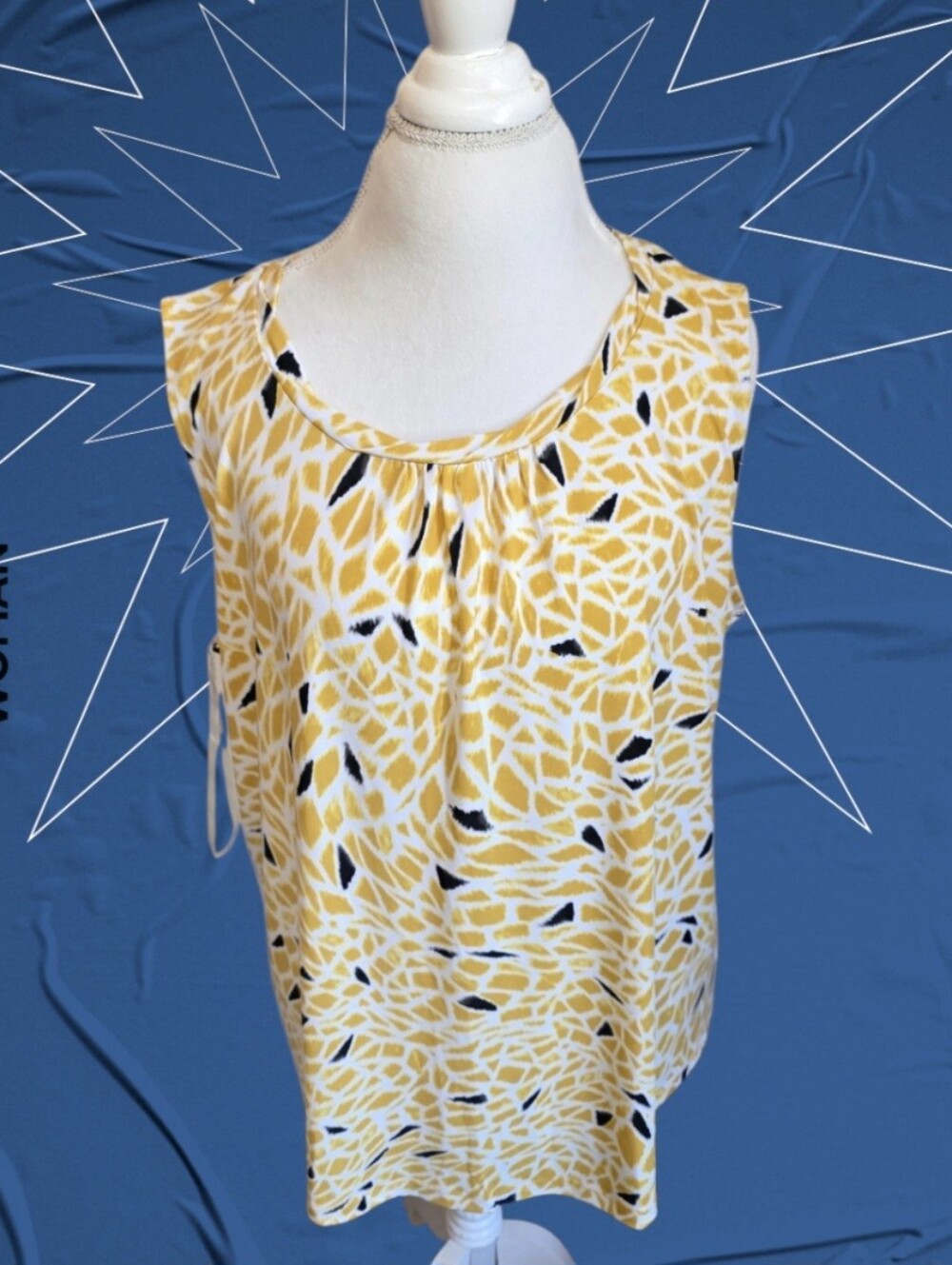 🔷️ Kasper Yellow and Black Printed Sleeveless Camisole